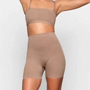 SKIMS-SHEER SCULP
LOW BACK SHORT- Sienna